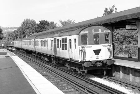Connex Class 205 205009 at Oxted Station, Surrey with the 12.48pm East Croydon - Uckfield service on Wednesday 17 Sep 2003 - J. Scrace [234136]
