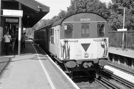Connex Class 205 205025 at Oxted Station, Surrey with the 12.00pm Uckfield - East Croydon service on Tuesday 16 Sep 2003 - J. Scrace [234137]