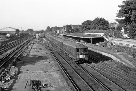 BR(S) Class 2-BIL 2139 at Wimbledon, Greater London with the 7.24am Alton - Waterloo service on Wednesday 26 Aug 1964 - J. Scrace [234170]