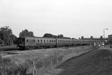 BR(S) Class 4-LAV 2928 at Gatwick Airport, West Sussex with the 5.28pm Brighton - Victoria service on Thursday 22 Aug 1968 - J. Scrace [234201]