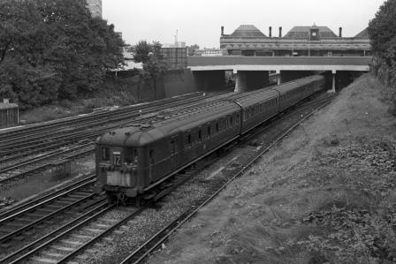 BR(S) Class 4-LAV 2949 at East Croydon, Greater London with the 5.28pm Brighton - Victoria service on Monday 16 Sep 1968 - J. Scrace [234218]