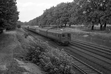 BR(S) Class 6-PUL 3005 approaching Wandsworth Common, Greater London with the 2.25pm Victoria - Littlehampton service on Saturday 07 Aug 1965 - J. Scrace [234232]