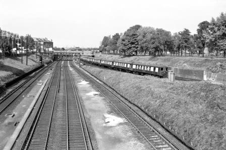 BR(S) Class 5-BEL 3052 at Clapham Junction, Greater London with the 3.00pm Victoria - Brighton "Brighton Belle" on Tuesday 25 Aug 1959 - J. Scrace [234255]