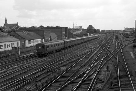 BR(S) Class 4-COR 3124 at Wimbledon, Greater London with the 8.45am Haslemere - Waterloo service on Monday 05 Jul 1965 - J. Scrace [234295]