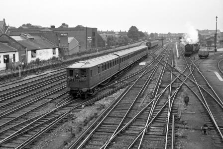 BR(S) Class 4-SUB 4511 & BR(S) Q1 class 33038 at Wimbledon, Greater London with the 12.48pm Waterloo - Kingston - Richmond - Waterloo & " on Friday 01 Aug 1958 - J. Scrace [234322]