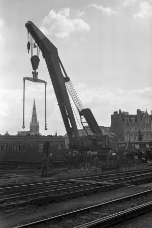 BR(S) Class 4-EPB 5129 at Waterloo, Greater London on Tuesday 28 Mar 1967 - J. Scrace [234337]
