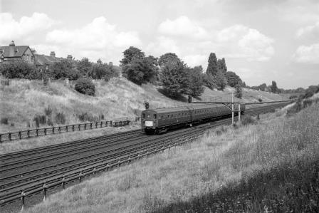 BR(S) Class 4-EPB 5231 at Clapham Cutting, Greater London with the 12.52pm Waterloo - Guildford (via Cobham) service on Saturday 07 Aug 1965 - J. Scrace [234342]