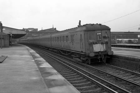 BR(S) Class 4-LAV 2939 at Clapham Junction Station, Greater London with the 10.10am Brighton to Victoria on Monday 27 Jan 1969 - J. Scrace [234421]