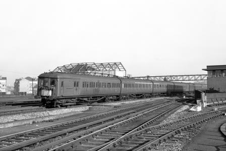 BR(S) Class 4-LAV 2939 at Clapham Junction, Greater London with the 11.45am Victoria to Brighton on Monday 03 Feb 1969 - J. Scrace [234422]