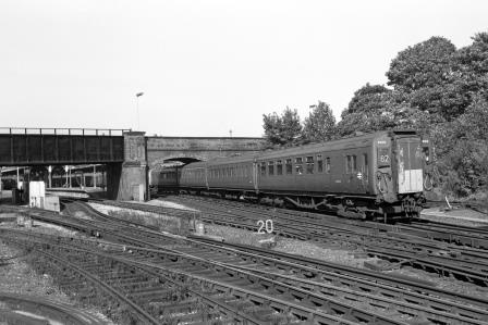 BR(S) Class 4-COR 3133 at Guildford, Surrey with the 12.50pm Waterloo to Portsmouth Harbour on Tuesday 15 Oct 1968 - J. Scrace [234432]