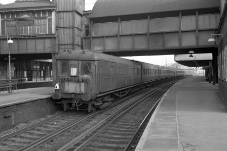 BR(S) Class 4-LAV 2928 at Clapham Junction Station, Greater London with the 10.10am Brighton to Victoria on Thursday 13 Feb 1969 - J. Scrace [234438]