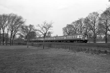 BR(S) Class 4-CEP 7197 at Balham, Greater London with the 2.02pm Victoria to Bognor Regis on Wednesday 09 Apr 1969 - J. Scrace [234469]