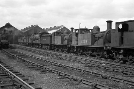 SR D1 class 2259 & SR D1 class 2699 & SR S11 class 395 at Eastleigh Shed, Hampshire on Saturday 05 Jul 1947 - J.H. Aston [275040]