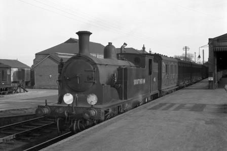 SR M7 class 45 at Fareham Station, Hampshire with the 6.50 pm Fareham  -  Alton service on Saturday 10 Apr 1948 - J.H. Aston [275176]