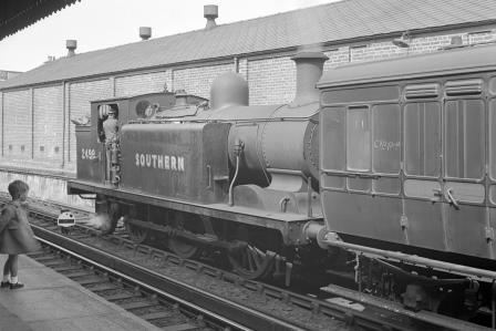 SR E4 class 2498 at East Croydon Station, Greater London on Saturday 22 May 1948 - J.H. Aston [275241]