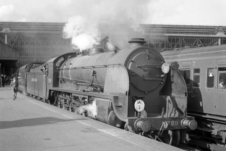 SR N15 class 789 'Sir Guy' at Waterloo Station, Greater London with the 6.30pm Bournemouth West departure on Friday 18 Jun 1948 - J.H. Aston [275271]